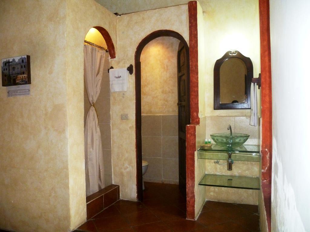 Hotel Y Galeria Uxlabil Antigua Zimmer foto
