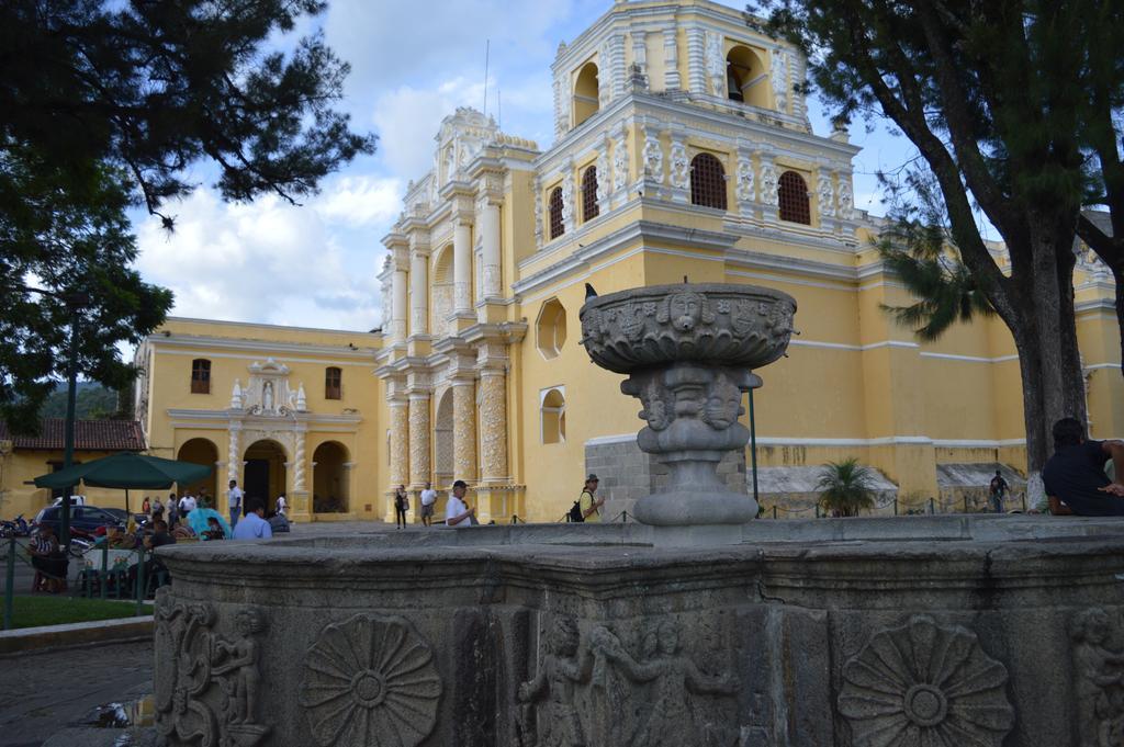 Hotel Y Galeria Uxlabil Antigua Exterior foto