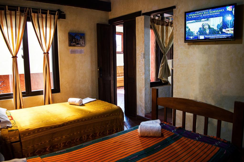 Hotel Y Galeria Uxlabil Antigua Zimmer foto
